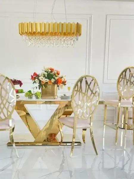 Ekskluzywny stół glamour do jadalni, nowoczesny, z białym konglomeratem, złoty LV COLLECTION — aranżacja wnętrza. Primavera Home.