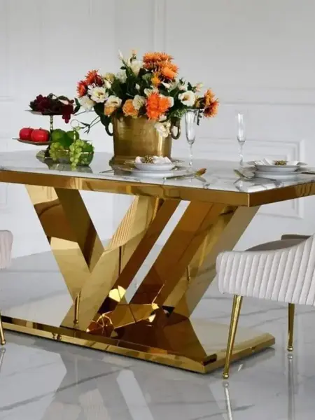 Przy galowym oświetleniu ekskluzywny stół glamour do jadalni, nowoczesny, z białym konglomeratem, złoty LV COLLECTION ukazujący swoją klasę.