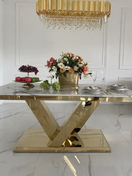 Idealny na spotkania towarzyskie ekskluzywny stół glamour do jadalni, nowoczesny, z białym konglomeratem, złoty LV COLLECTION.