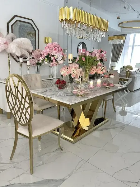Ekskluzywny stół glamour do jadalni, nowoczesny, z białym konglomeratem, złoty LV COLLECTION — aranżacja wnętrza. Primavera Home.