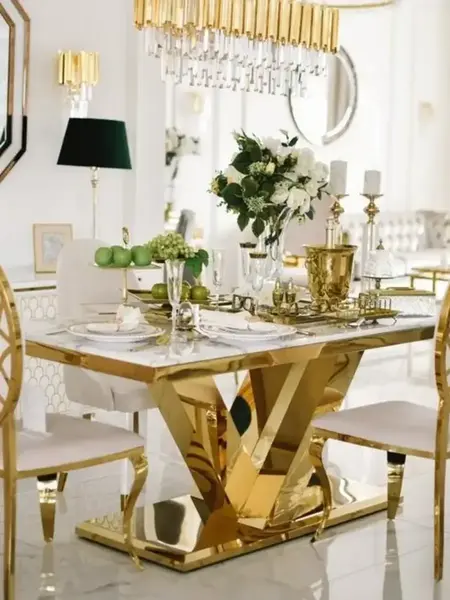 Ekskluzywny stół glamour do jadalni, nowoczesny, z białym konglomeratem, złoty LV COLLECTION w otoczeniu nowoczesnych dzieł sztuki.