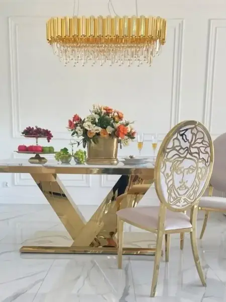 Ekskluzywny stół glamour do jadalni, nowoczesny, z białym konglomeratem, złoty LV COLLECTION — aranżacja wnętrza. Primavera Home.