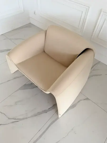 Fotel Noowczesny Spider widoczny w widoku 3/4. Detal wykończenia od Primavera Home.