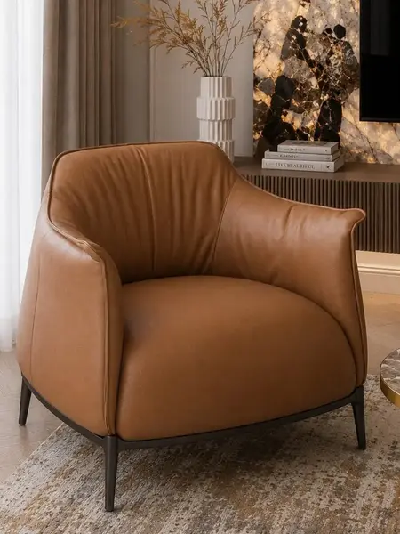 Nowoczesny wygodny fotel luksusowy do salonu z podnóżkiem MODERN w ujęciu z przodu. Oświetlenie na zamówienie od Primavera Home.