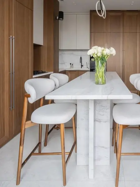 Zbliżenie na detal tkaniny Designerskiego Hokera Drewnianego Olivia – Krzesło Barowe od Primavera Home.