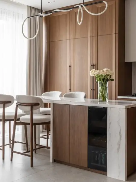 Ekspozycja w otwartym salonie z Designerskim Hokerem Drewnianym Olivia – Krzesło Barowe od Primavera Home.