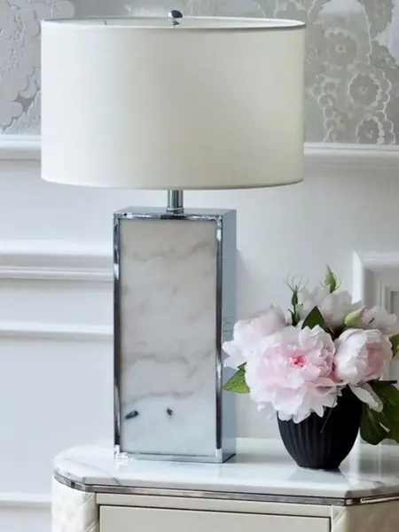 Aranżacja z klasyczną lampą stołową, nowoczesną, hamptons, prostokątną z białym abażurem, srebrną VERONICA w eleganckim salonie. Dodatki od Primavera Home.
