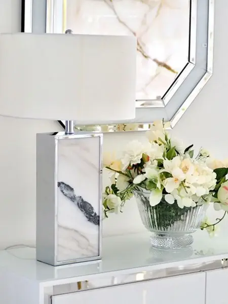 Detal nóg lampy stołowej VERONICA, podkreślającej nowoczesny styl. Oryginalność od Primavera Home.