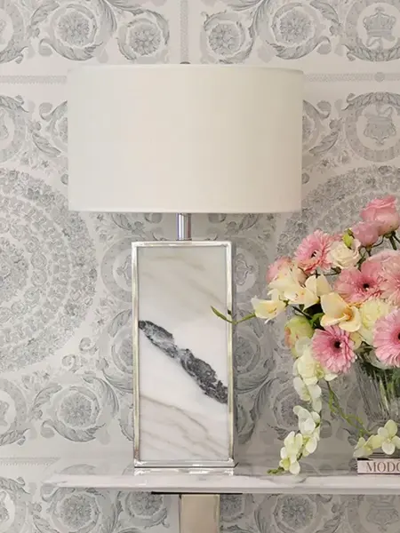Klasyczna lampa stołowa, nowoczesna VERONICA w ekspozycji showroomowej. Piękne oświetlenie od Primavera Home.