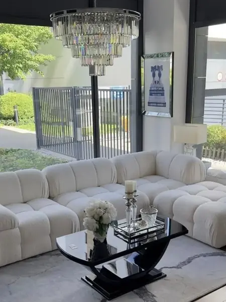 Kryształowy żyrandol okrągły, nowoczesny lampa wisząca, srebrny GLAMOUR M w aranżacji pokoju. Detal wykończenia od Primavera Home.