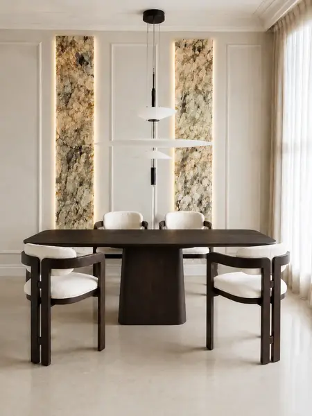 Krzesło Designerskie Forest w modnym czerwonym wnętrzu. Ekspozycja w salonie od Primavera Home.