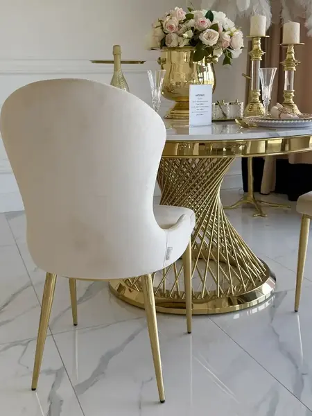 Widok od tyłu Krzesła Złote Beżowe LOUIS, ukazujący jego elegancką sylwetkę. Ekspozycja w salonie od Primavera Home.