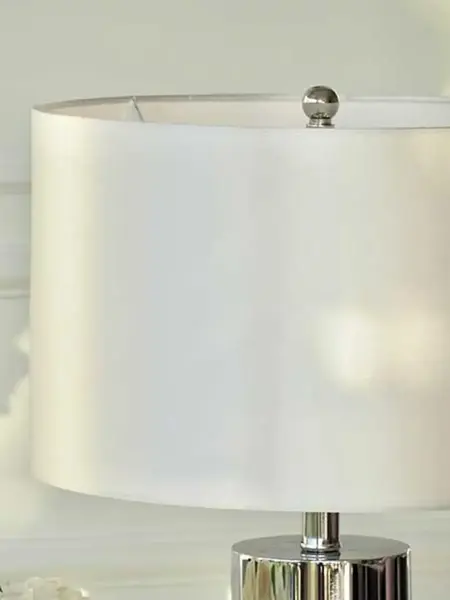Lampa w aranżacji z meblami na zamówienie, tworząca harmonijną przestrzeń, z oferty Primavera Home.