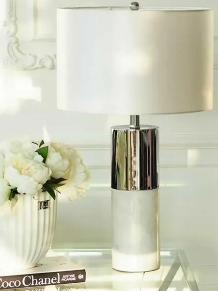 Lampa stołowa w ciemnym wnętrzu, podkreślająca kontrast i elegancję, dostępna w Primavera Home.