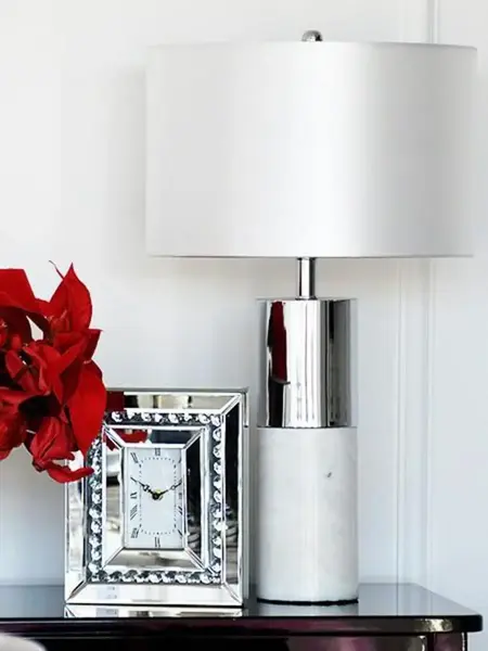 Designerska lampa stołowa, ekskluzywana, nowoczesna, biały abażur, marmur srebrna SILVIA w ujęciu z przodu. Oświetlenie na zamówienie od Primavera Home.