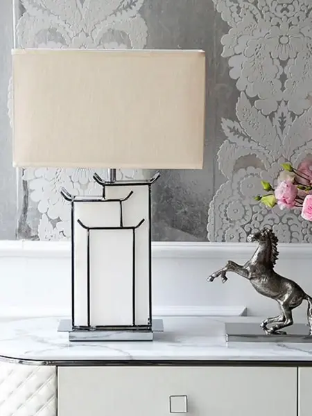 Ekskluzywna lampa w stylu glamour w aranżacji nowoczesnego wnętrza, perfekcyjnie dopasowana do eleganckiego salonu. Oświetlenie od Primavera Home.