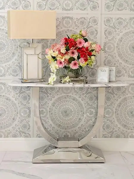 Cały zestaw mebli z luksusową lampą w nowoczesnym wnętrzu, podkreślającym design i elegancję. Oświetlenie na zamówienie od Primavera Home.