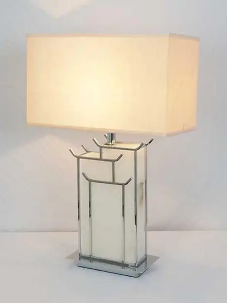 Luksusowa lampa w ekspozycji z dodatkami, które współgrają z jej wyjątkowym stylem. Oświetlenie od Primavera Home.