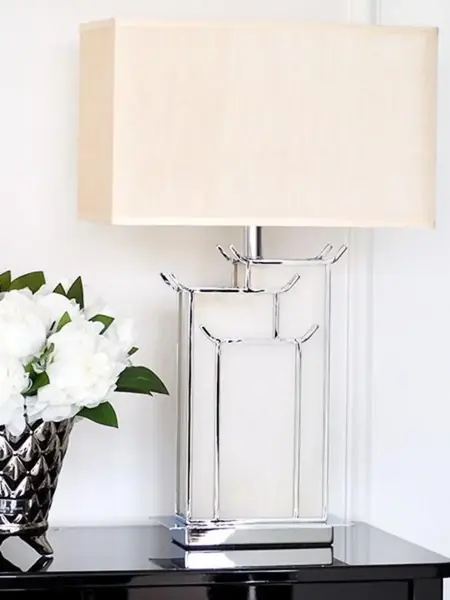 Luksusowa lampa stołowa, marmurowa, designerska, glamour, nowoczesna, srebrna VITTORIA w ujęciu z przodu. Oświetlenie na zamówienie od Primavera Home.