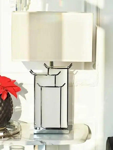 Luksusowa lampa w zestawieniu z eleganckimi meblami, które podkreślają jej nowoczesny styl. Oświetlenie od Primavera Home.