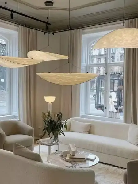 Cały zestaw z oświetleniem oraz meblami w konfiguracji z designerskim nowoczesnym żyrandolem CLOUD od Primavera Home.