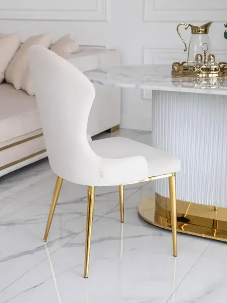 Krzesło Złote Beżowe LOUIS ustawione na jasnym tle, uwydatniające jego elegancję. Meble na zamówienie od Primavera Home.