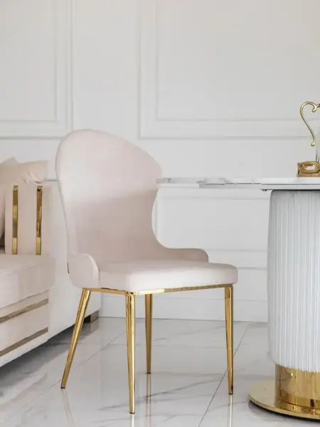 Krzesło Złote Beżowe LOUIS ukazujące się pod kątem, prezentujące wyjątkowy design. Ekspozycja w salonie od Primavera Home.