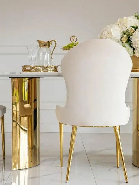 Krzesło Złote Beżowe LOUIS w eleganckim gabinecie, łączące komfort z luksusem. Ekspozycja w salonie od Primavera Home.