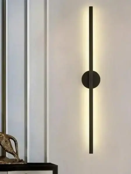 Nowoczesny czarny kinkiet minimalistyczny stylowy MODERN lampa ścienna w ujęciu z przodu. Oświetlenie na zamówienie od Primavera Home.