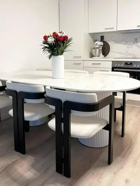 Krzesło Designerskie Forest w grupie innych mebli. Ekspozycja w salonie od Primavera Home.