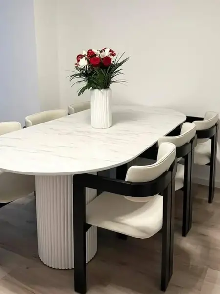 Przestrzenny widok na Krzesło Designerskie Forest w nowoczesnym wnętrzu. Detal wykończenia od Primavera Home.