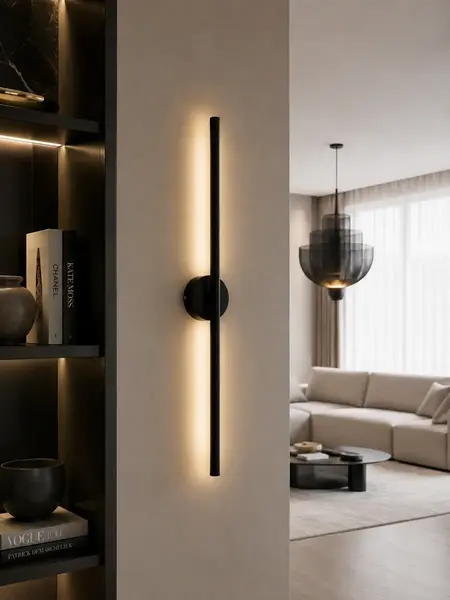 Z boku kinkiet w stylu minimalistycznym, idealny do nowoczesnego wnętrza, dostępny w Primavera Home.