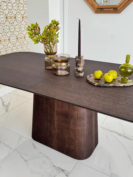 Skrzyżowane spojrzenie z boku na Nowoczesny Stół Rozkładany Modena – Drewniany na Jednej Nodze w eleganckim otoczeniu od Primavera Home.