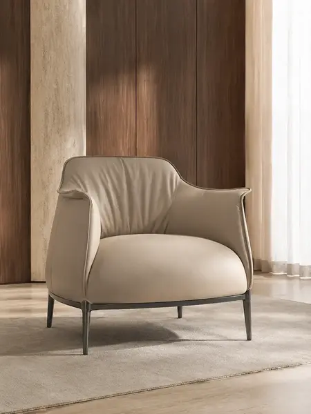 Szczegółowe ujęcie detalu wykończenia nowoczesnego wygodnego fotela luksusowego do salonu z podnóżkiem MODERN od Primavera Home.