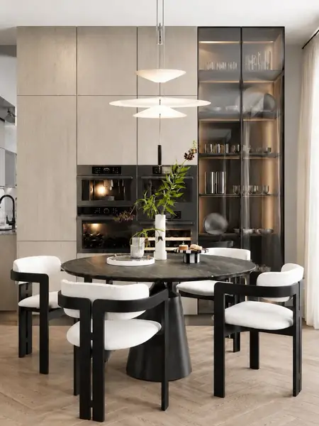 Okrągły Stół do Jadalni Oslo Spiekany kamień czarny Carrara i Stal Premium rozstawiony w wnętrzu. Meble na zamówienie od Primavera Home.