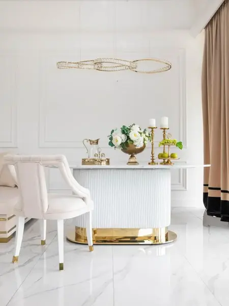 Stół glamour na tle ciemnej ściany, podkreślający jego elegancję. Meble na zamówienie od Primavera Home.