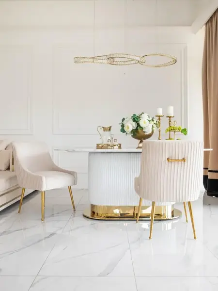 Stół glamour jako stylowy dodatek do jadalni. Detal wykończenia od Primavera Home.