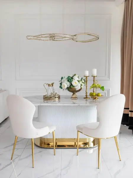 Stół glamour jako mebel wielofunkcyjny w jadalni. Detal wykończenia od Primavera Home.
