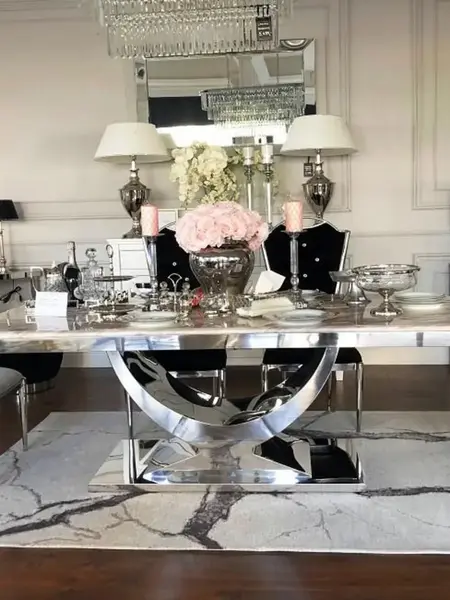 Cały zestaw mebli z eleganckim stołem glamour, prezentowanym przez Primavera Home.