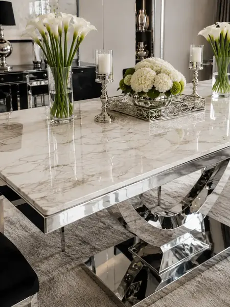 Stylowy stół glamour ekskluzywny do jadalni z boku, idealny do aranżacji nowoczesnego wnętrza, oferta Primavera Home.