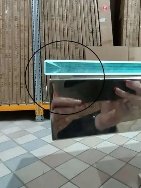 Stół glamour w otoczeniu roślin, oferowany przez Primavera Home.