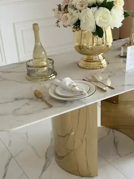 Stół glamour ROKSI w przestrzeni, doskonały do wszelkich nowoczesnych aranżacji, dostępny w Primavera Home.