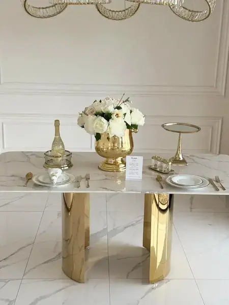 Stół glamour ROKSI, ekskluzywny do jadalni, nowoczesny, blat biały marmur, nogi złote marmurowe — aranżacja wnętrza. Primavera Home.