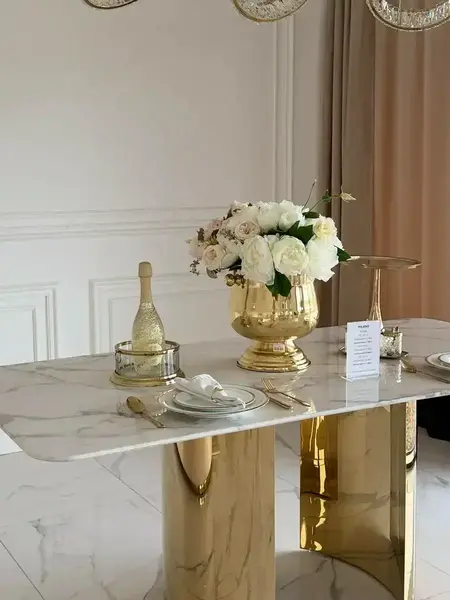 Stół glamour ROKSI, ekskluzywny do jadalni, nowoczesny, blat biały marmur, nogi złote marmurowe — aranżacja wnętrza. Primavera Home.