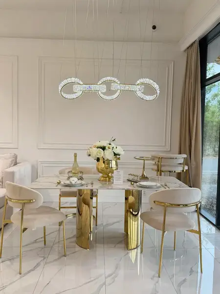 Stół glamour ROKSI usadowiony przy dekoracyjnym koszyku, idealny do nowoczesnych aranżacji, dostępny w Primavera Home.