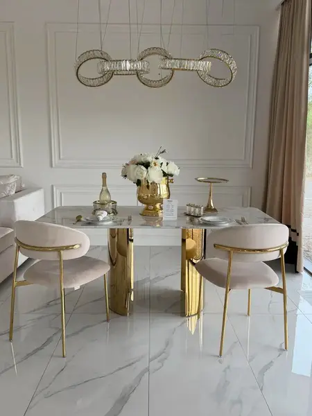 Perspektywa ukazująca złote nogi marmurowe stołu glamour ROKSI, w ofercie Primavera Home.