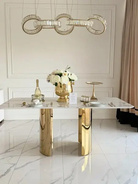Ujęcie stołu glamour ROKSI pokazujące charakterystyczne złote nogi, idealne do eleganckich aranżacji, meble na zamówienie od Primavera Home.