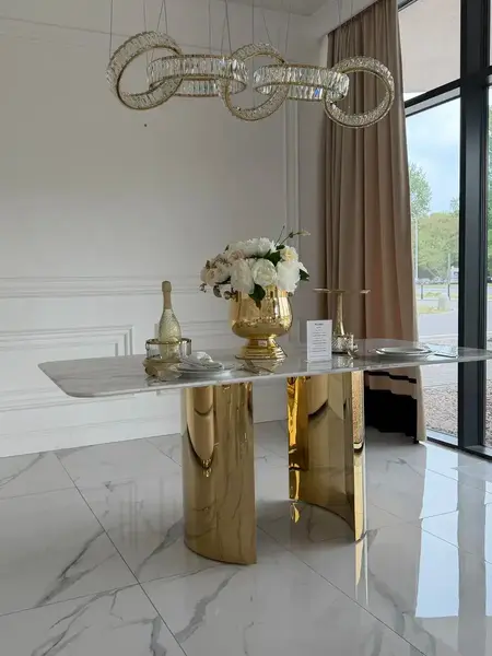 Zbliżenie na detal stołu glamour ROKSI w ujęciu z przodu, eksponujące jego elegancki blat, meble na zamówienie od Primavera Home.