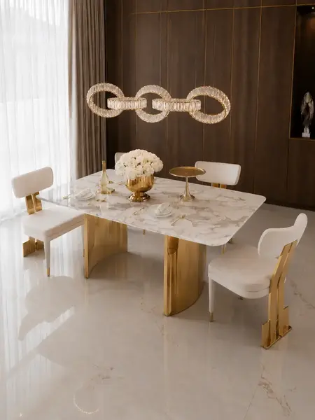 Detal konstrukcji stołu glamour ROKSI, zwracający uwagę na doskonałe wykończenie złotych nóg marmurowych, w ofercie Primavera Home.