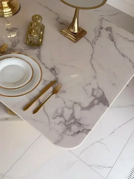 Stół glamour ROKSI stylowo prezentujący się w eleganckim salonie, idealny do nowoczesnych wnętrz, meble na zamówienie od Primavera Home.